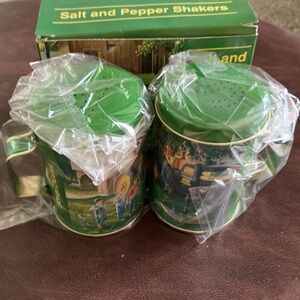 Bundle of John Deere items some vintage